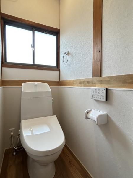トイレは新品に交換いたしました。直接肌に触れるトイレは新品が嬉しいですよね。キズや汚れが付きにくい加工が施してあるのでお手入れが簡単です。