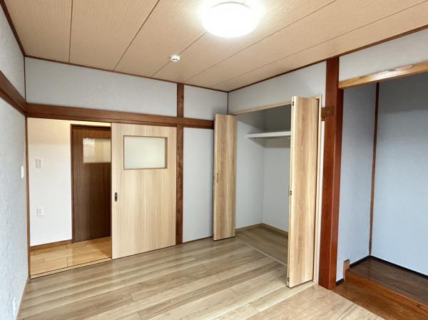 【リフォーム中・1階北東側約7帖洋室】床のワックスがけや壁・天井のクロス張り、照明交換を行いました。クローゼットが新設され、お部屋の整理整頓もはかどりますね。