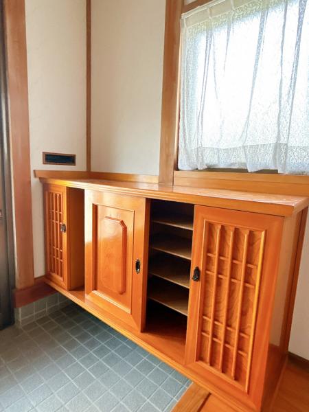 【シューズボックス】クリーニングを行います。和風の玄関に合った、天然木の重厚なつくりです。