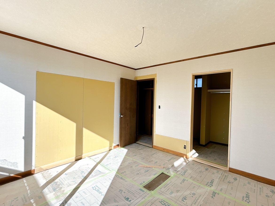 【2階約8帖洋室 リフォーム予定】天井・壁クロス張替え、床は既存フローリングのクリーニングを行います。照明器具はLED照明へと交換いたします。ウォークインクローゼットを新設いたします。