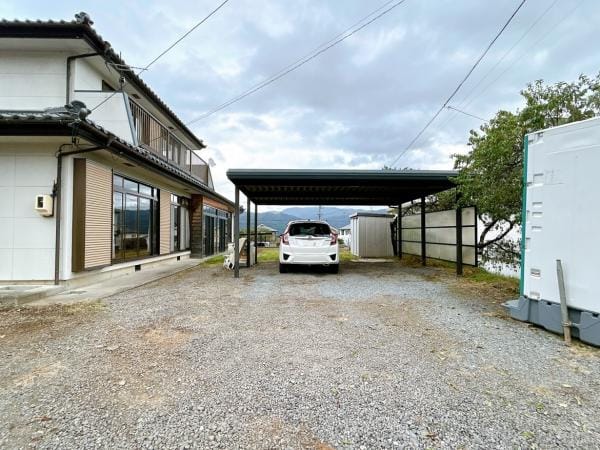 【現況・駐車場】縦並列5台駐車可能です。2台分はもともとカーポートがあり、夏の熱対策や、霜対策の心配がなく嬉しい仕様ですね。