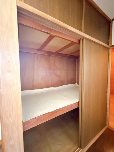 【2階廊下収納】クリーニングを行います。掃除道具、季節物、ペット用品、来客時の布団等の収納に。お子さまがいれば成長に合わせて必要になるものや取っておきたい作品が沢山ありますね。