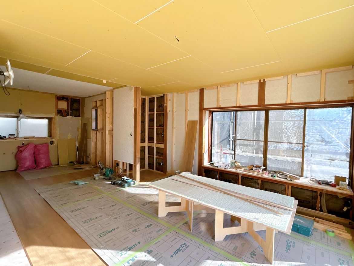 【リビング リフォーム予定】床は隣のダイニングスペースと一緒にフローリング張替えを行い、広々としたLDKへと変わります。他に床天井のクロス張替え、照明交換等行い、お部屋の雰囲気も明るくなります。