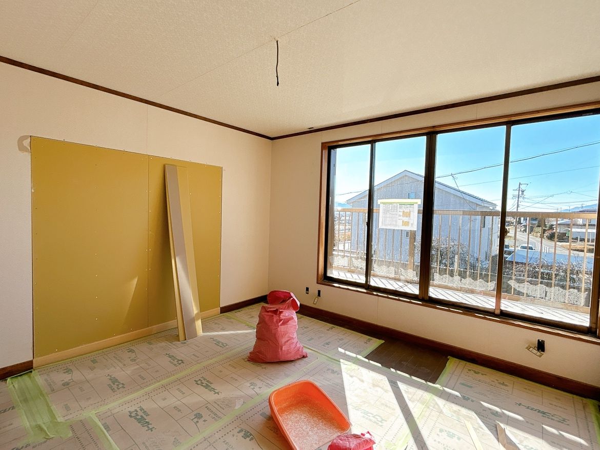 【2階約8帖洋室 リフォーム予定】天井・壁クロス張替え、床は既存フローリングのクリーニングを行います。照明器具はLED照明へと交換いたします。ベランダへとつながるお部屋です。