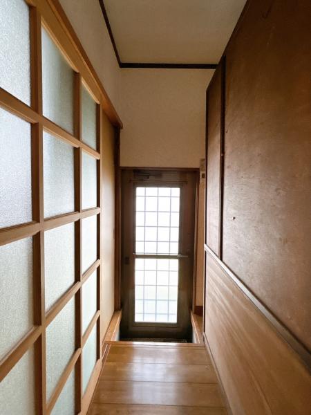 【勝手口】キッチン横に勝手口があると、外へのゴミ出しや来客時の家事もしやすくなりますね。左手には、パントリーを新設します。キッチン周りの収納は、食材や調理器具の保管に重宝します。