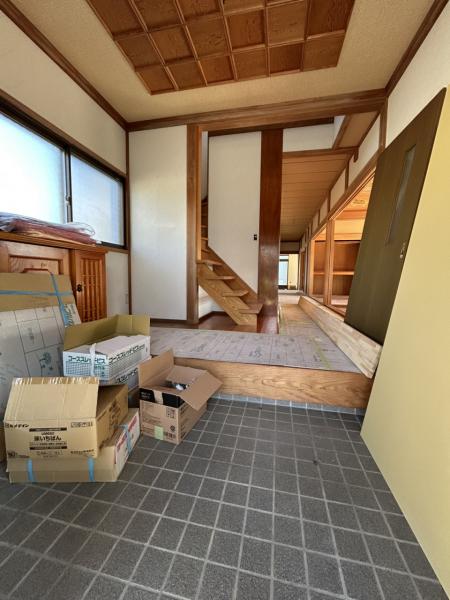 【玄関 リフォーム予定】シューズボックス、床・天井はクリーニングでもとの和の雰囲気を活かしつつ、壁紙張替えを行い、LED証明を設置し、明るい雰囲気に仕上げます。