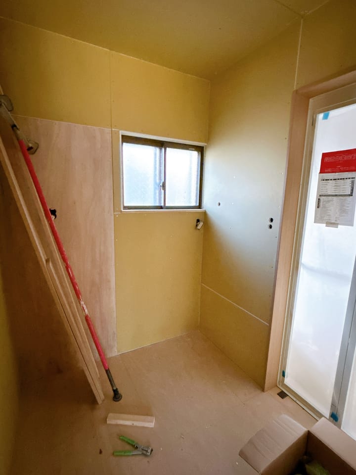 【現況・1階水回り】間取り変更を行い、トイレ1帖、洗面脱衣場1坪へ間取り変更。壁天井のクロス張替え、床はクッションフロア張替え、照明交換等行います。トイレ、洗面台も新品交換致します。