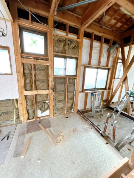 【現況・1階水回り】間取り変更を行い、トイレ1帖、洗面脱衣場1坪へ間取り変更。壁天井のクロス張替え、床クッションフロア張替え、照明交換等行います。トイレ、洗面台も新品交換致します。