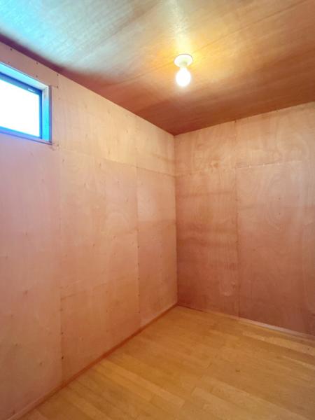 【2階納戸 リフォーム予定】隣の洋室8帖のウォークインクローゼットになるよう間取り変更を行います。