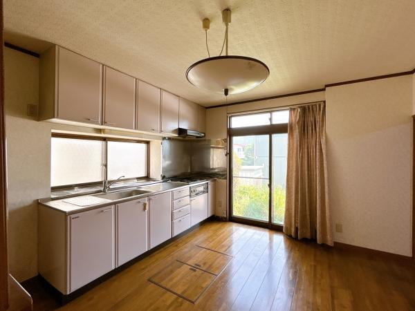 【ダイニング リフォーム予定】隣のリビングスペースと併せて約19帖のリビングへと間取変更を行います。キッチンは対面式になるので、家族の顔を見ながらキッチンに立つことができます。