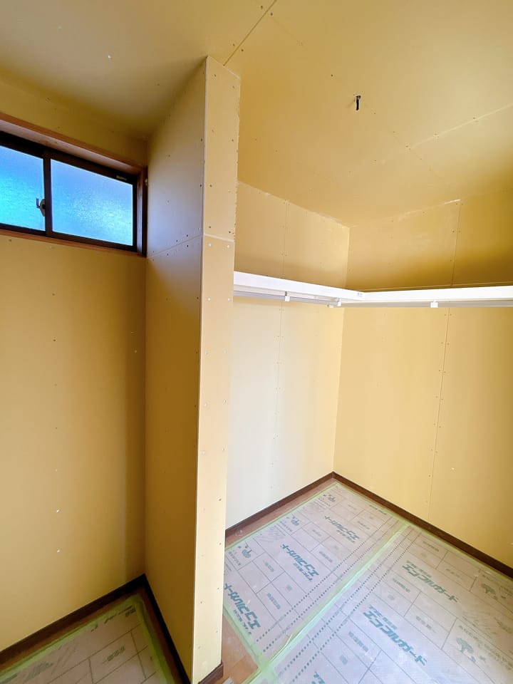 【2階納戸 リフォーム予定】隣の洋室8帖のウォークインクローゼットになるよう間取り変更を行います。枕棚とハンガーパイプを設置いたしますので、洋服やお布団の収納などに便利ですね。