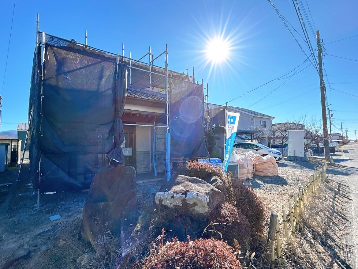 【外観 リフォーム予定】外壁は前面塗装、屋根は点検予定です。メンテナンスで大きな出費となる外壁塗装が住んでいるのは嬉しポイントです。リフォーム植栽は一部伐採予定です。