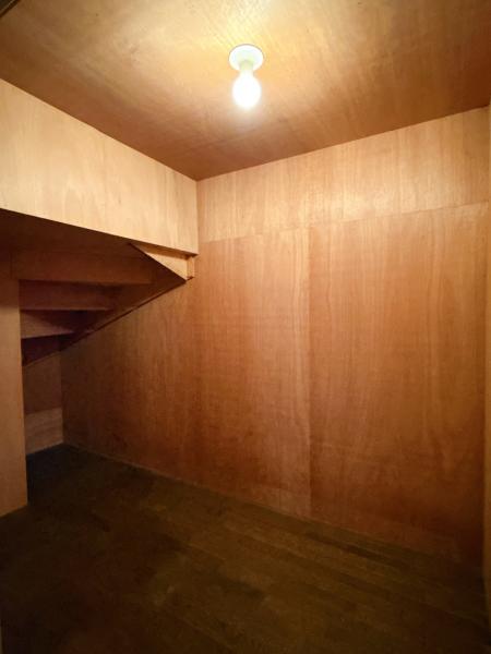 【納戸】階段下からつながる納戸です。内部はクリーニング予定です。掃除道具、ストック類、季節物、ペット用品等なんにでも使えて室内をスッキリとさせてくれます。お子さまがいれば成長に合わせて必要になるものや取っておきたい作品が沢山ありますね。