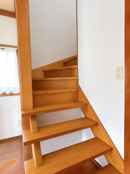 【階段】壁のクロスを張替え、足元はクリーニングとワックスがけを行います。壁に手すり、踏板に滑り止めを新設しますので、お子さまや高齢の方でも上り下りがしやすくなります。