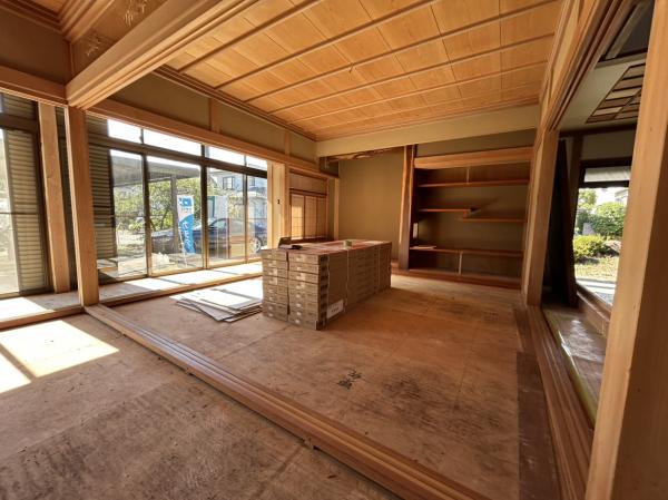 【和室続き間約8帖 リフォーム予定】一階の趣ある和室続き間は、ふすまと障子の張替え、畳表替え、照明交換を行います。来客時には客間として、小さなお子様にはお昼寝スペースとして、シーンに合わせた活用が出来そうです。