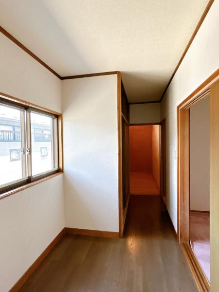 【2階廊下 リフォーム予定】壁天井のクロス張替え、床フローリングのワックスがけを行います。収納も十分にあり、窓付きの明るい空間です。