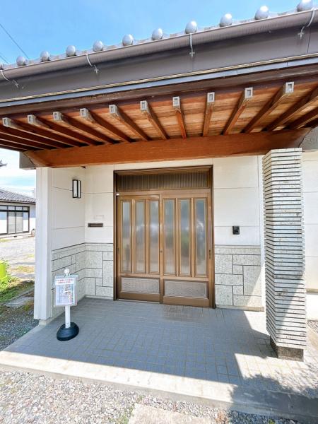 【玄関 リフォーム予定】木部や外壁は塗装し、玄関扉はクリーニングとカギ交換を予定しています。カラーモニター付きインターホンや照明器具は新たに設置。防犯面でも安心ですね。