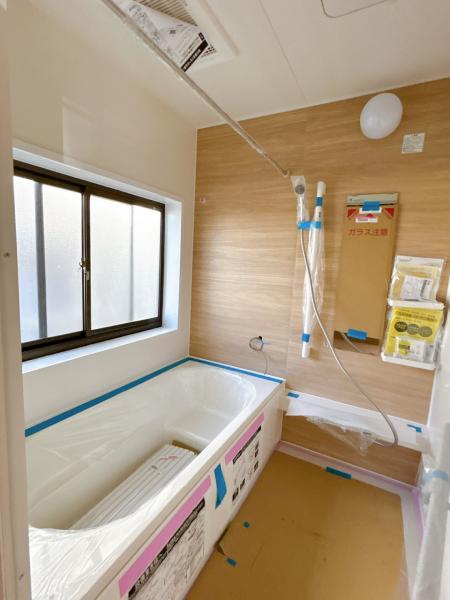 【リフォーム中】浴室はハウステック製の新品のユニットバスに交換いたします。浴槽には滑り止めの凹凸があり、床は濡れた状態でも滑りにくい加工がされている安心設計です。