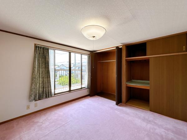 【2階約8帖洋室 リフォーム予定】天井・壁クロス張替え、床は既存フローリングのクリーニングを行います。照明器具はLED照明へと交換いたします。ベランダへとつながるお部屋です。