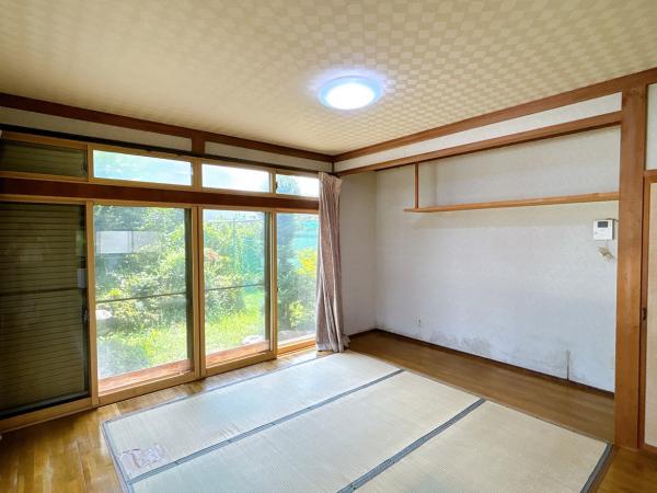 【リビング リフォーム予定】床は隣のダイニングスペースと一緒にフローリング張替えを行い、広々としたLDKへと変わります。他に床天井のクロス張替え、照明交換等行い、お部屋の雰囲気も明るくなります。