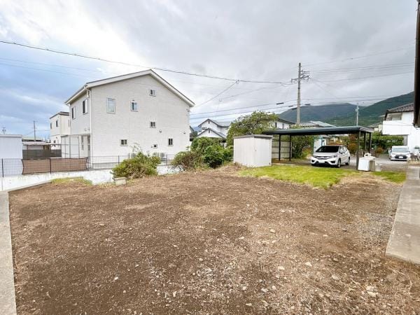 【庭 リフォーム中】建物横の植栽は伐採し、金属のポールは撤去いたしました。カーポートの先のお庭空間は、ご自由にお使いいただくことが可能です。シンボルツリーを植えたり、家庭菜園として野菜や果物を育てたりと様々な活用ができそうです。