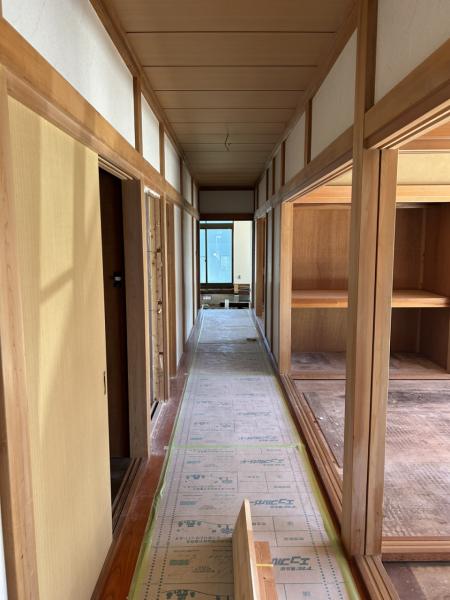 【1階廊下】壁紙のクロス交換と、クリーニングを行います。各居室、水回りへと直接アクセス可能な使い勝手の良い間取です。