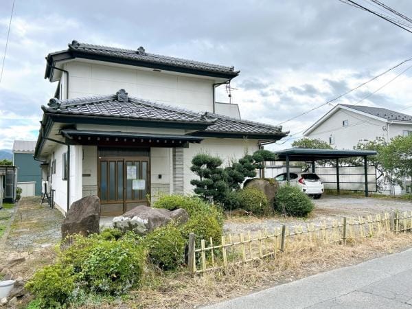 【外観 リフォーム予定】外壁は前面塗装、屋根は点検予定です。メンテナンスで大きな出費となる外壁塗装が住んでいるのは嬉しポイントです。リフォーム植栽は一部伐採予定です。