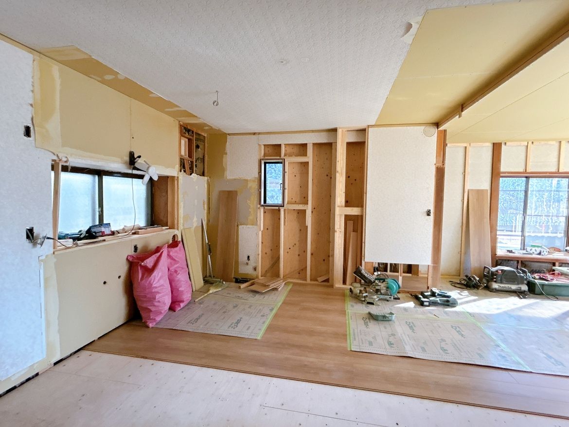 【ダイニング リフォーム予定】隣のリビングスペースと併せて約19帖のリビングへと間取変更を行います。キッチンは対面式になるので、家族の顔を見ながらキッチンに立つことができます。