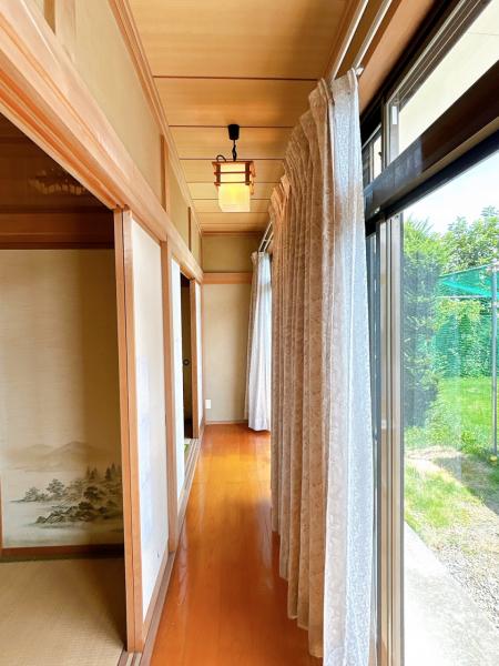 【南側縁側】和風の住宅ならではの、お庭とのつながりを感じられる広縁空間。日当たりが良く、植物を置いたり、好きな家具を置いて読書を楽しんだり、様々な使い方が浮かびます。