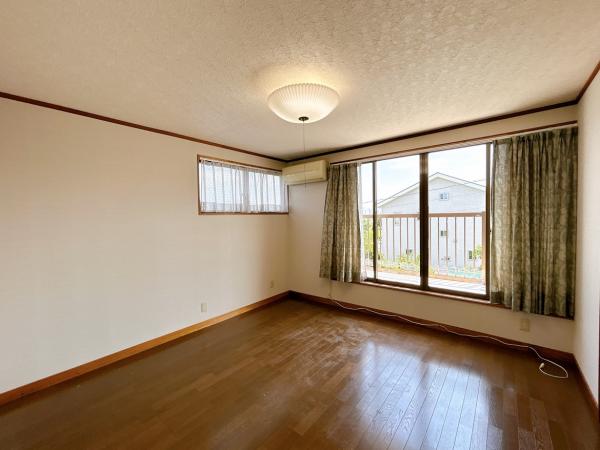 【2階約8帖洋室 リフォーム予定】天井・壁クロス張替え、床は既存フローリングのクリーニングを行います。照明器具はLED照明へと交換いたします。ウォークインクローゼットを新設いたします。