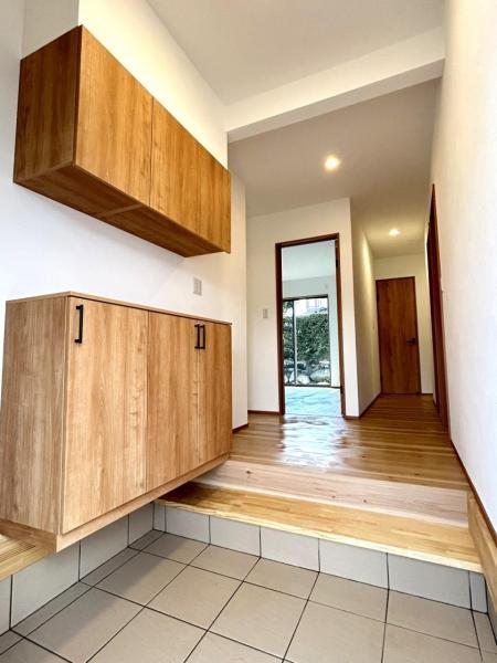 【リフォーム中・玄関内観】新設のシューズボックスは二の字型タイプで部屋数に見合う収納量を備えています。天井と壁はクロス張替え、照明の新品交換等のリフォームを行う予定です。玄関はお家の顔とも言われるので、新品のドアとシューズボックスは一気にお家の印象を良くしてくれます。