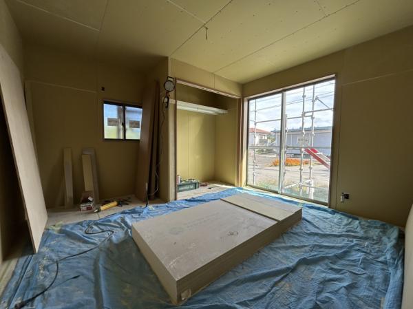 【リフォーム中・約8帖洋室】こちらも従前は和室だった約8畳のお部屋を洋室へリフォーム予定。天井と壁はクロス張替え、照明の新品交換等のリフォームを行う予定です。クローゼットも設置いたします。お子さんのお部屋や寝室等にお使いいただけます。