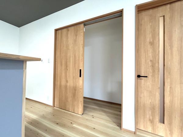 【リフォーム中・収納】キッチン横の収納スペースは、ストック類やたまに使いたい食器や調理器具の置き場にピッタリです。LDKに十分な収納があると、お部屋をスッキリと見せられます。