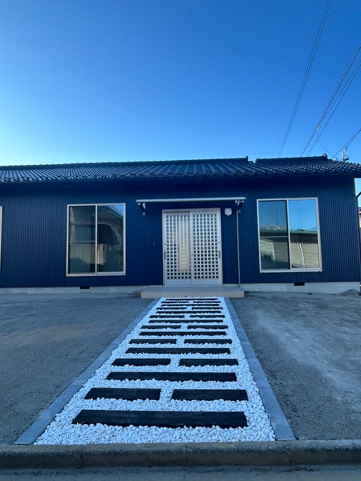 【リフォーム中・玄関アプローチ】玄関前にはアプローチの外構リフォーム予定です。駐車4台可能なスペースがございますので、簡易物置などを置いて冬用タイヤなどの収納を作っても、ゆったりとご利用いただけます。前面道路も4.2mありますので、運転が苦手な方でも余裕を持って出し入れしていただけます。