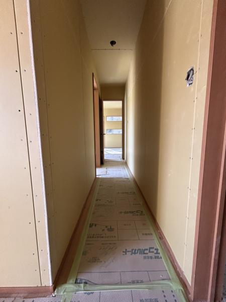 【リフォーム中・廊下(別アングル)】玄関からLDKを見た廊下の様子です。各居室のプライバシーはしっかりと守られながらも、玄関からそれぞれのお部屋に行きやすい間取りとなっております。