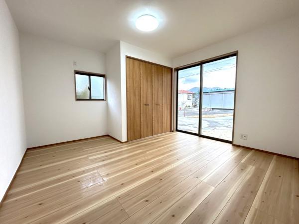 【リフォーム中・約7帖洋室】玄関から右手側にあるお部屋は従前はダイニングでしたが、洋室へリフォーム予定。東向きで陽当りも良いので、ぜひ主寝室でご利用いただきたいお部屋です。フローリング重ね張り、壁・天井はクロス張替えを行います。