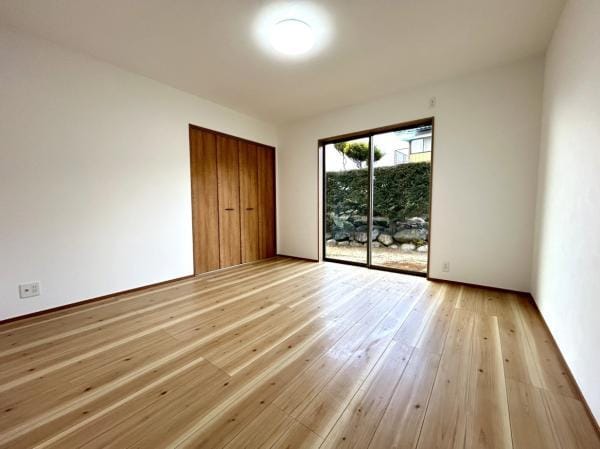 【リフォーム中・約8帖洋室】こちらも従前は和室だった約8畳のお部屋を洋室へリフォーム中。天井と壁はクロス張替え、照明の新品交換等のリフォームを行う予定です。クローゼットも設置いたします。お子さんのお部屋や寝室等にお使いいただけます。