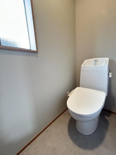 【RF中・トイレ】トイレはジャニス工業製の温水洗浄機能付きに新品交換いたしました。窓があり、換気もしやすく採光も取れて明るい空間です。