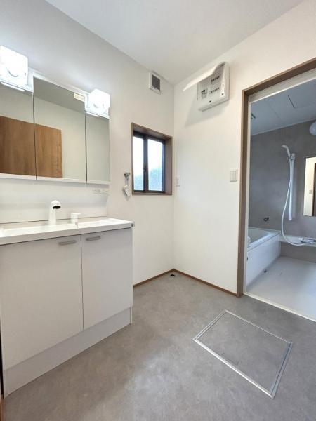 【リフォーム中・洗面脱衣室】写真奥へ1坪の新品ユニットバスを設置。写真手前1坪部分が洗面室となります。新品洗面化粧台設置予定、洗面室も1坪あり、洗濯機を置いても狭くありません。