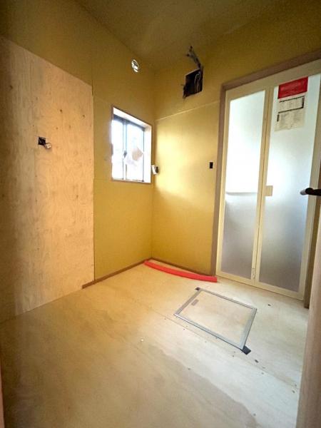 【リフォーム中・洗面脱衣室】写真奥へ1坪の新品ユニットバスを設置。写真手前1坪部分が洗面室となります。新品洗面化粧台設置予定、洗面室も1坪あり、洗濯機を置いても狭くありません。外壁面については、写真の通り断熱材もきちんと入れていますのでご安心ください。