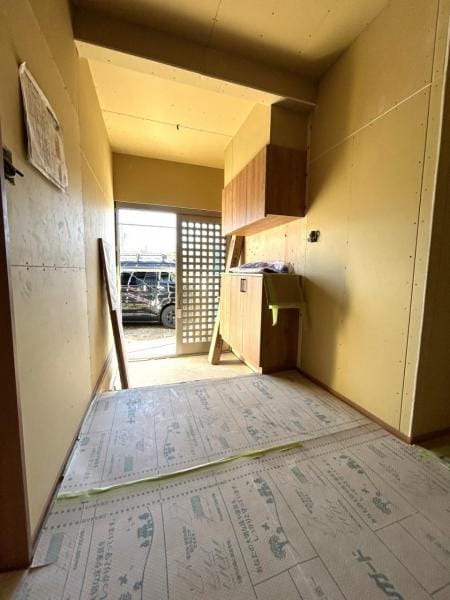 【リフォーム中・玄関ホール】天井と壁はクロス張替え、照明の新品交換等のリフォームを行う予定です。玄関は十分な広さがありながらも、シューズボックスに靴を収納することで、整理整頓された空間が出来上がります。