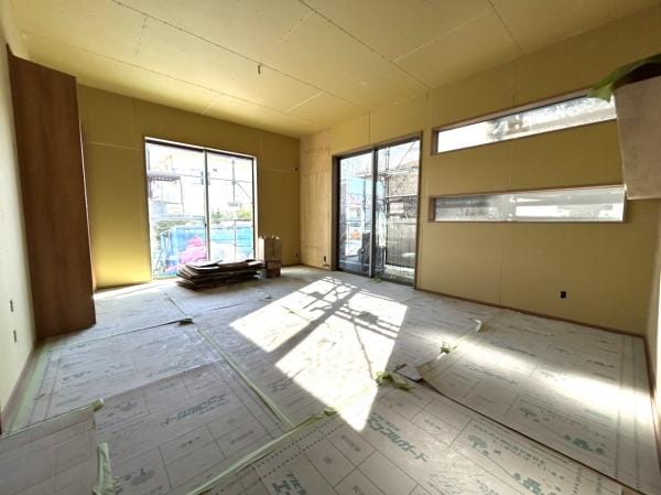 【リフォーム中・LDK約16帖】和室だった二部屋をつなげてリビングへ間取り変更。天井と壁はクロス張替え、照明の新品交換等のリフォームを行う予定です。パントリーも設置予定に加え、クローゼットも設置いたしますので収納には困りません。