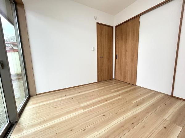 【リフォーム中・約4.5帖洋室 別アングル】収納付きで、お部屋の有効部分が広がります。個人の居室や書斎等、用途に応じて様々にお使いいただけます。