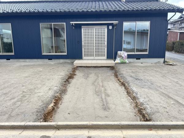 【リフォーム中・玄関アプローチ】玄関前にはアプローチの外構リフォーム予定です。駐車4台可能なスペースがございますので、簡易物置などを置いて冬用タイヤなどの収納を作っても、ゆったりとご利用いただけます。前面道路も4.2mありますので、運転が苦手な方でも余裕を持って出し入れしていただけます。