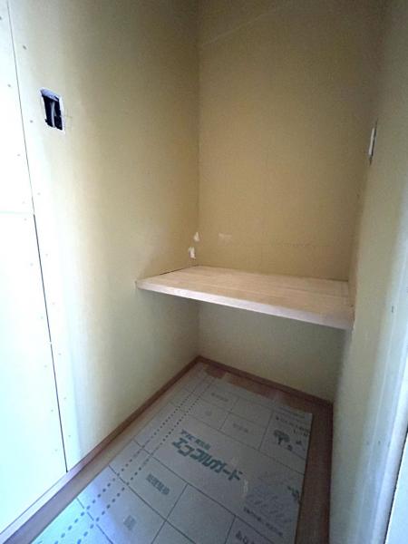 【リフォーム中・トイレ】画面左奥トイレ、画面中央手洗いスペースへと改装中です。建物北西側に1帖のトイレ、廊下部分に手洗い場を新設予定。来客時などにプライベート空間の洗面室にはお通ししたくないですが、洗面室に入らずに手洗いができるのは便利ですね。