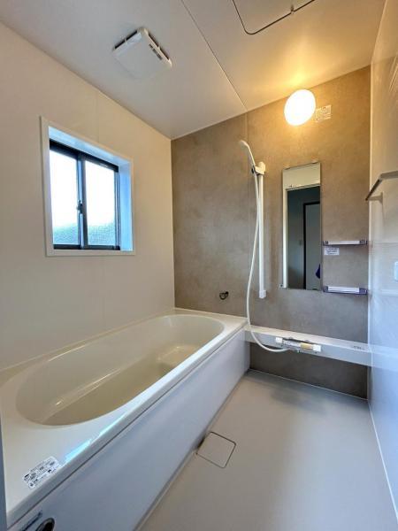 【RF中・浴室】ハウステック製の新品のユニットバスに交換いたしました。足を伸ばせる1坪サイズの広々とした浴槽で、1日の疲れをゆっくり癒すことができますよ。