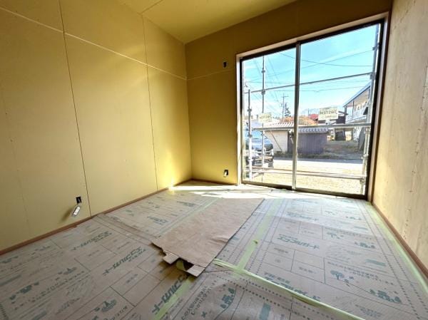 【リフォーム中・約4.5帖洋室】和室だった4.5帖のお部屋を洋室へリフォームします。サッシ交換し、天井と壁はクロス張替え、照明の新品交換等のリフォームを行う予定です。クローゼットも設置予定です。居室としてあるいは趣味部屋や書斎等にお使いいただいてもいいですね。