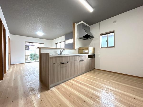 【リフォーム中 キッチン】キッチンは新品に交換。対面式ですので、リビングの様子を見ながらお料理ができます。