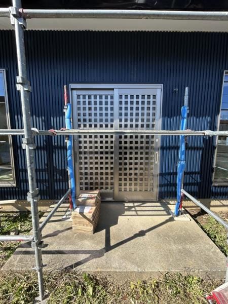 【リフォーム中・玄関外観】玄関サッシは新しく交換。外壁も新しく鋼板で重ね張りし断熱性、耐久性ともに向上しました。シルバーとネイビーの組み合わせで重厚感ある落ち着いた印象です。モニター付きインターホンも新設し、防犯面でも安心です。