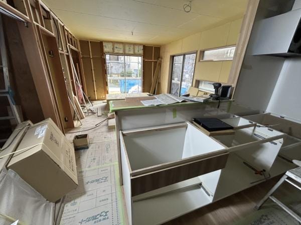 【リフォーム中・LDK約16帖別アングル】キッチン側からのアングルです。掃出しサッシが設置されている部分がリビング、FIX(開かない)窓部分がダイニング、対面式の新品のキッチンが設置されます。お料理をしながらリビング全体を見渡せるのが推しポイントです。